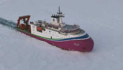 “奋斗者”号回到三亚 载人深潜“双雄”在北极实现水下联合作业