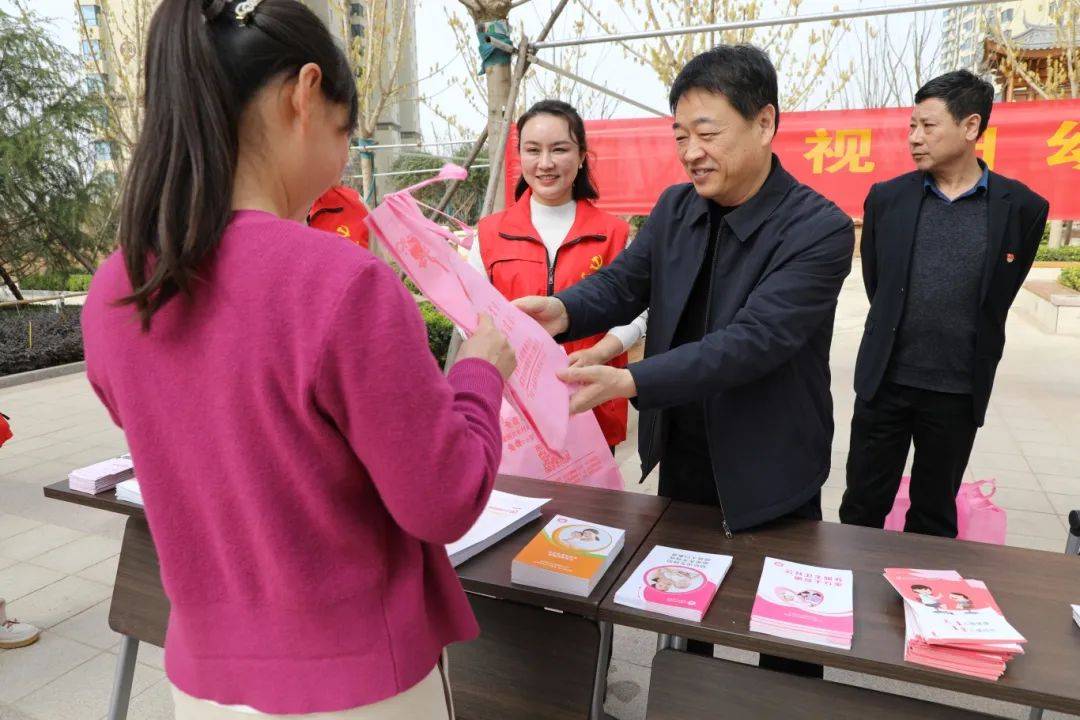 运城市妇幼保健院专家团队赴鼎鑫华府开展科普讲座与宣传义诊活动