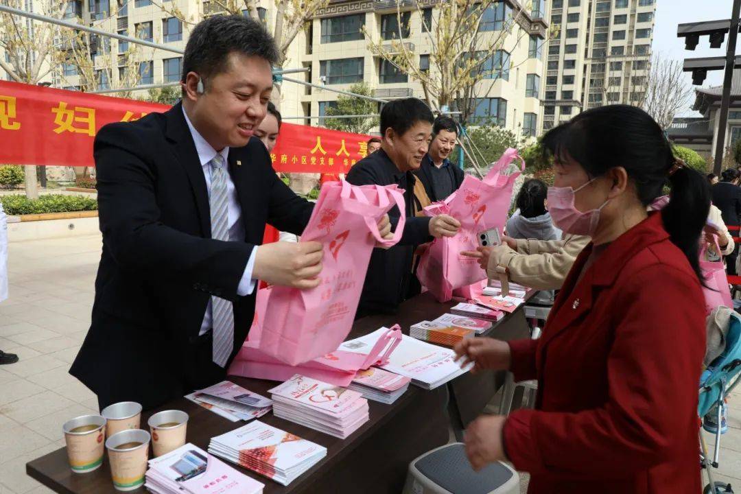 运城市妇幼保健院专家团队赴鼎鑫华府开展科普讲座与宣传义诊活动