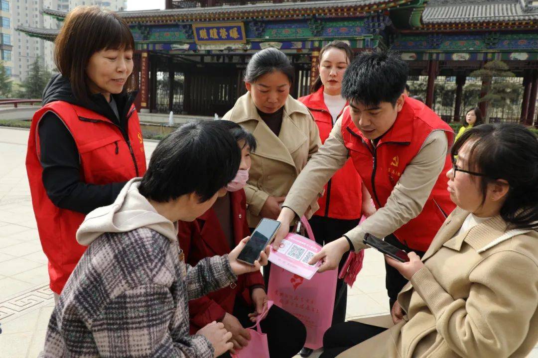 运城市妇幼保健院专家团队赴鼎鑫华府开展科普讲座与宣传义诊活动