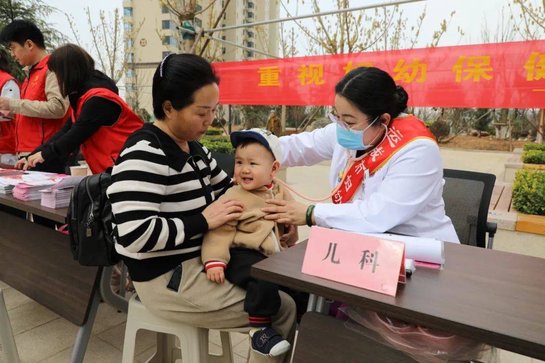 运城市妇幼保健院专家团队赴鼎鑫华府开展科普讲座与宣传义诊活动