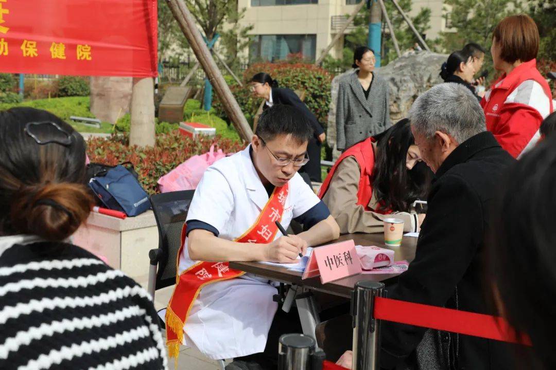运城市妇幼保健院专家团队赴鼎鑫华府开展科普讲座与宣传义诊活动