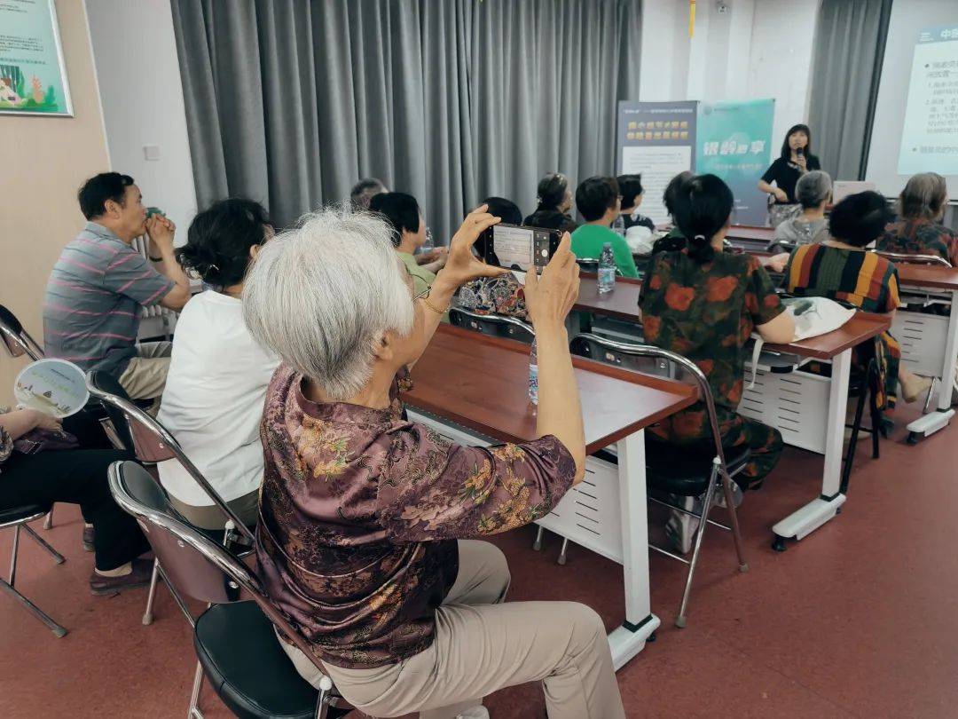 "银龄e享"科普活动走进通州朗清园南社区，提升老年人健康意识，传授夏季养生秘诀