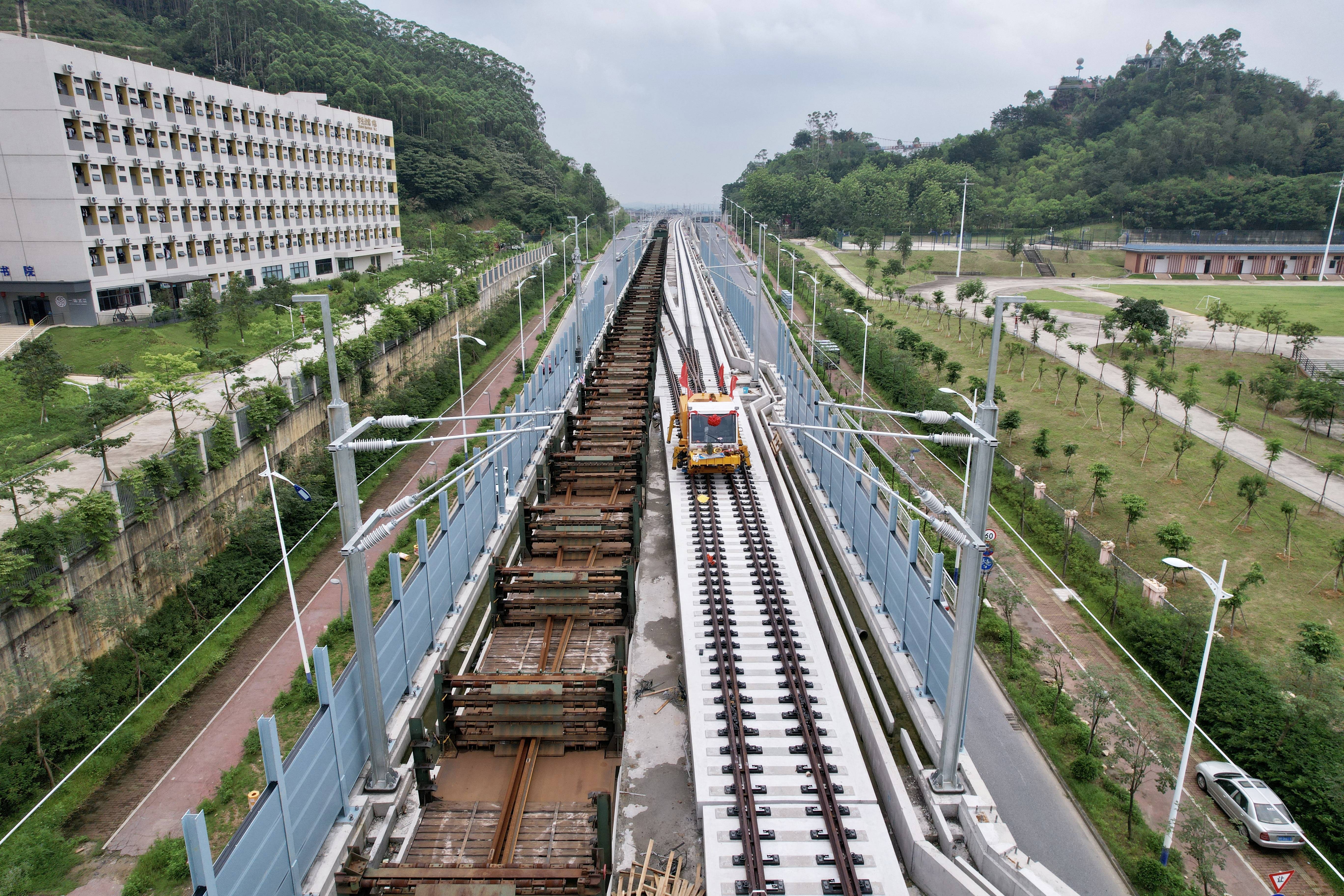 广清北延线实现“轨通”和送电成功