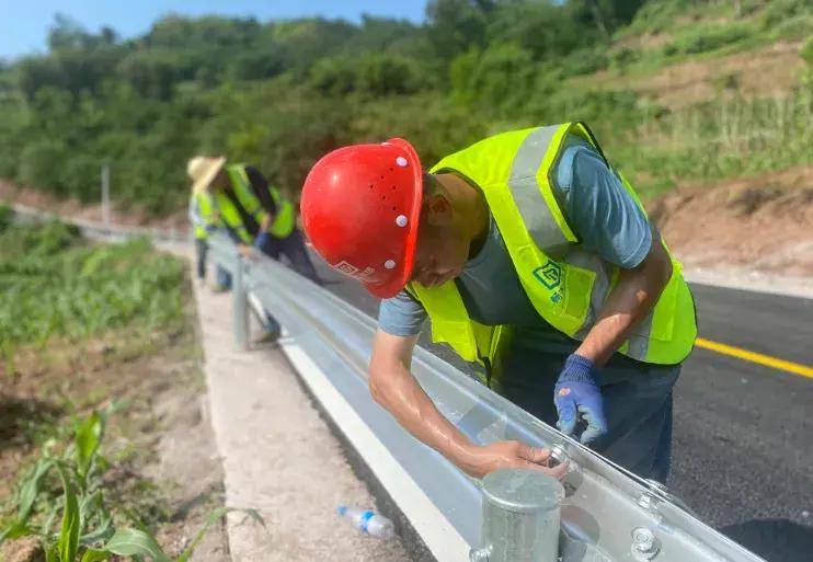 丰都西高速路口至汇南场镇道路变宽了！