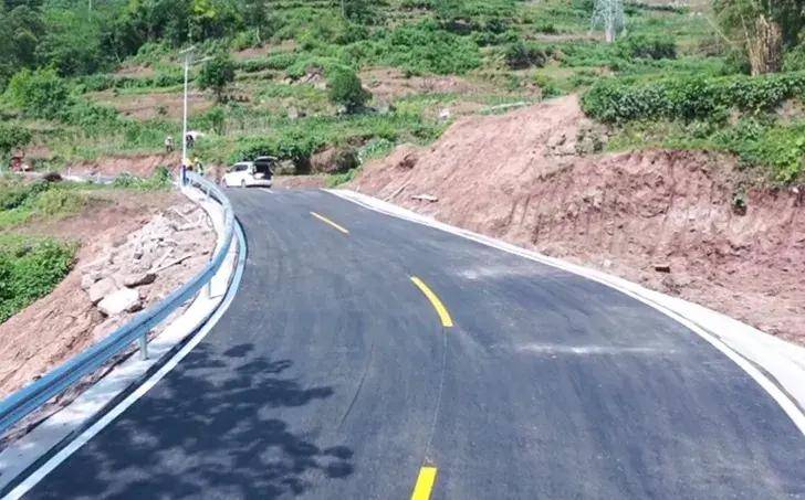 丰都西高速路口至汇南场镇道路变宽了！