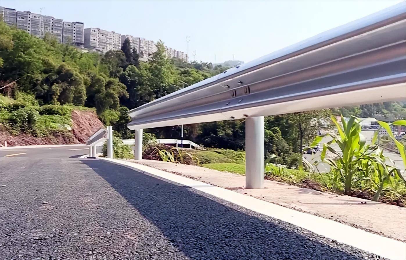 丰都西高速路口至汇南场镇道路变宽了！