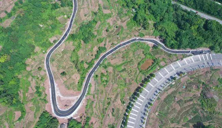 丰都西高速路口至汇南场镇道路变宽了！