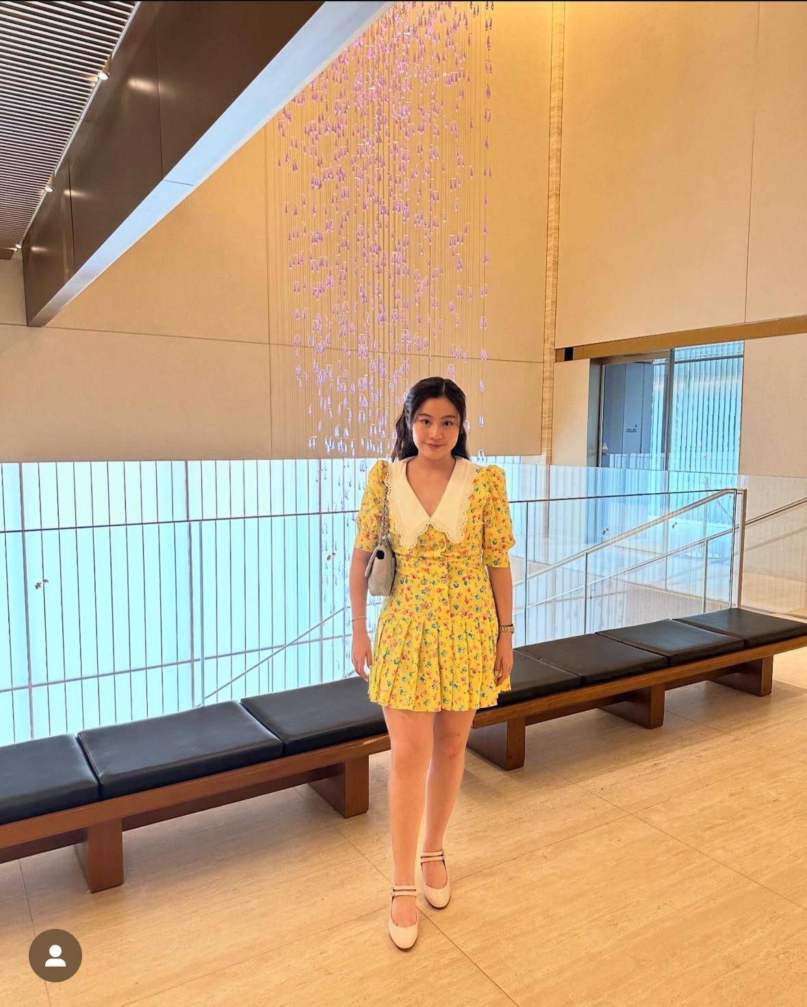 甘比罕晒6岁女儿模特照，长发大眼站姿有型，刘銮雄女儿中最漂亮