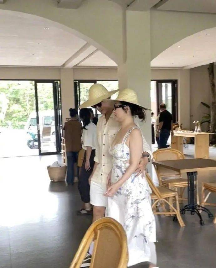 张艺兴关注擦边美女？男演员被前辈虐打？杨洋成老赖之子？霍思燕怀三胎？