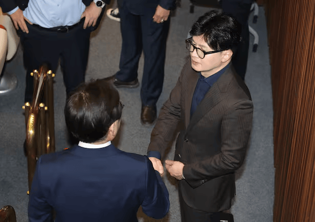 画面曝光！韩国会通过要求“解除戒严”决议后，朝野两大政党党首握手交谈