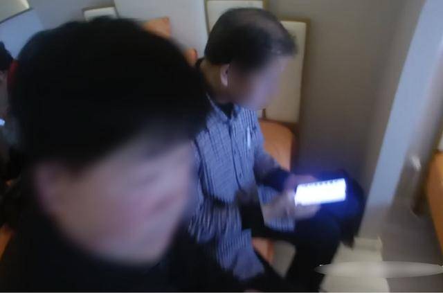 民警一推门：20平方米挤满30多老人，正集体操作手机