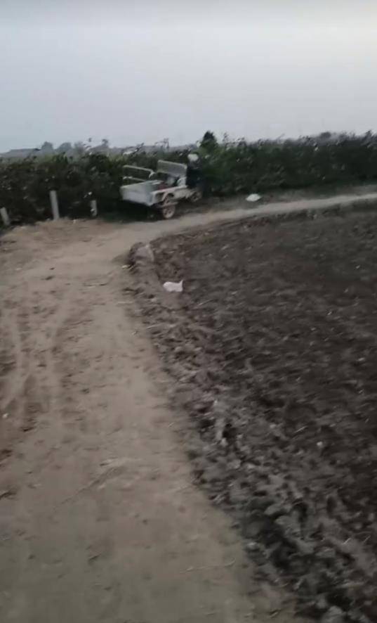 山东一残疾村民称4米宽田间生产路被占只剩2米,收割机无法下地,多次反映未见效,村干部:争取一周内解决