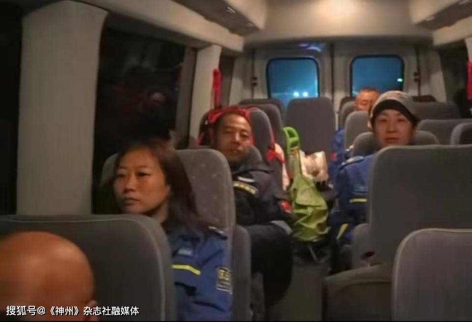 8人自费1万元将女子从北京护送至云南,有网友称浪费人力;救援队:女子有精神问题,开车护送更保险